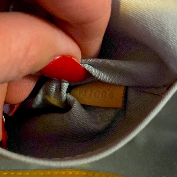 Louis Vuitton cream/ivory patent leather (vernis) bag, size small/medium - Picture 4 of 4